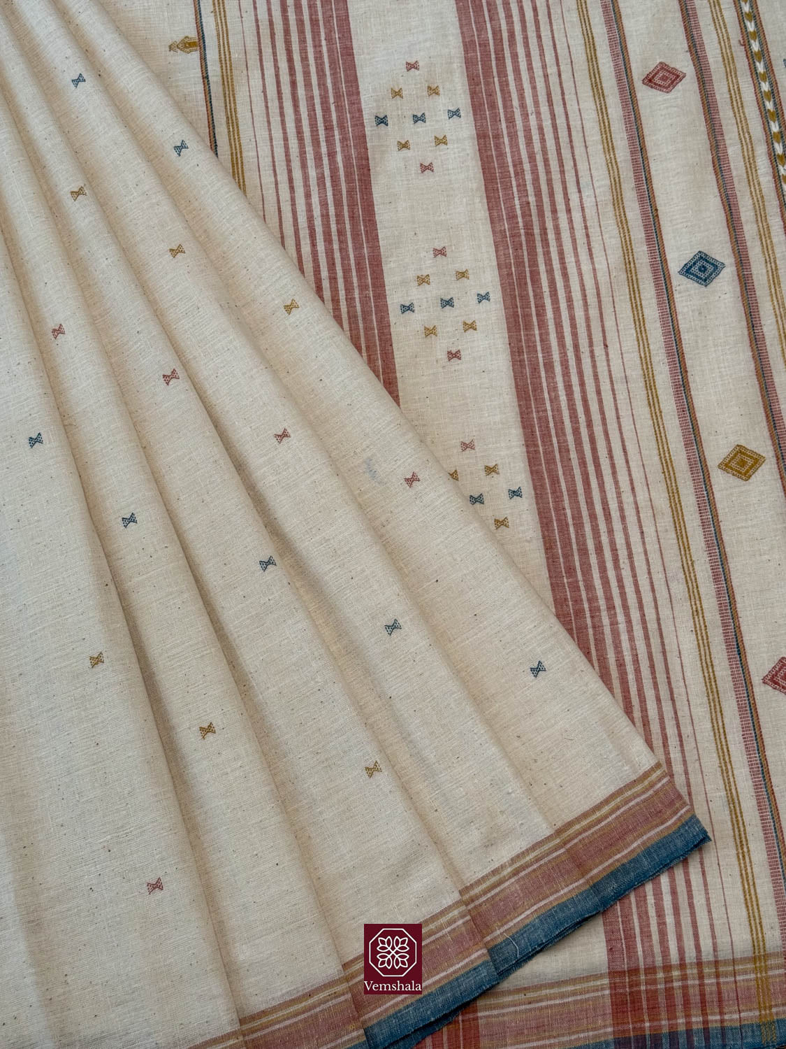 Ecru / Red / Blue Bordered Bhujodi Boota / Weave Kala Cotton Saree – Vemshala
