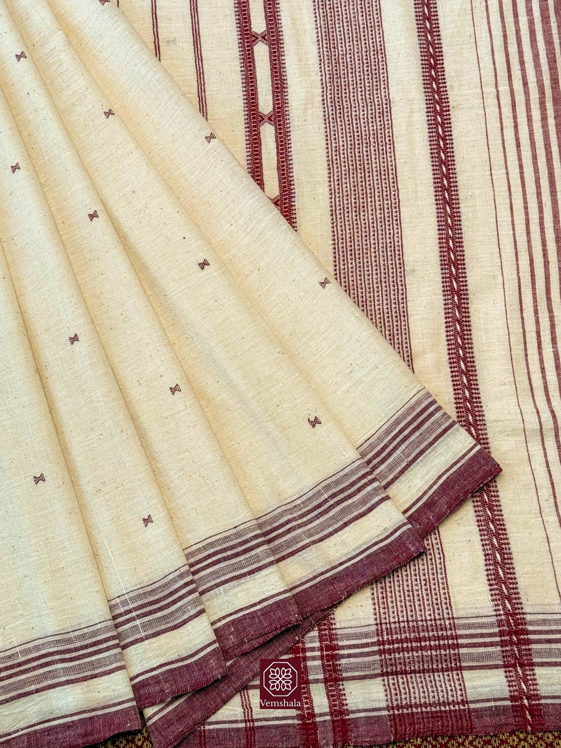 Ecru / Maroon Bordered / Boota Bhujodi Weave Kala Cotton Saree – Vemshala